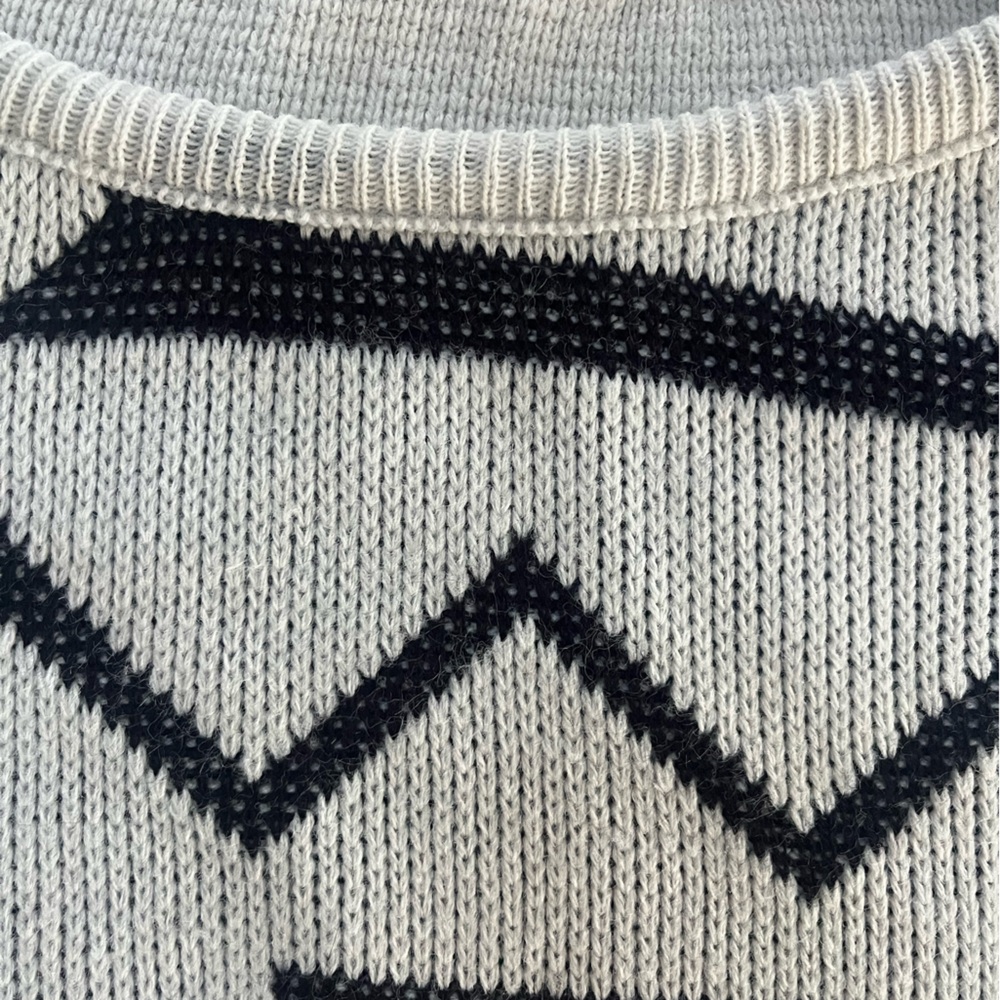 Chic 90s Monochrome Geometric Knit Sweater - Picture 5 of 9